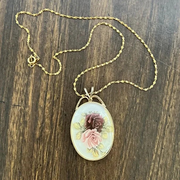 Vintage Oval Floral Rose Pendant Necklace – 14K Gold Plated Chain 🌹💜 - Picture 1 of 7